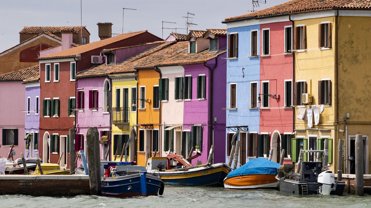 Nejbarevnější ostrov v Benátské laguně. Odstíny pomáhaly námořníkům trefit domů